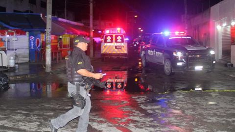 Policías ministeriales resguardan la zona tras el ataque. /EFE