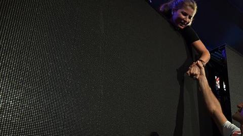 El suizo Roger Federer agradece a su esposa Mirka tras ganar el título del Abierto de Australia. (Foto: EFE/EPA/TRACEY NEARMY)