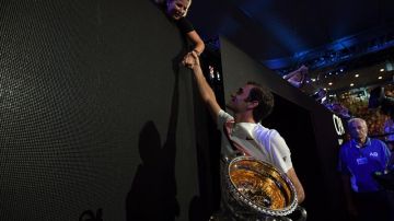 El suizo Roger Federer agradece a su esposa Mirka tras ganar el título del Abierto de Australia. (Foto: EFE/EPA/TRACEY NEARMY)