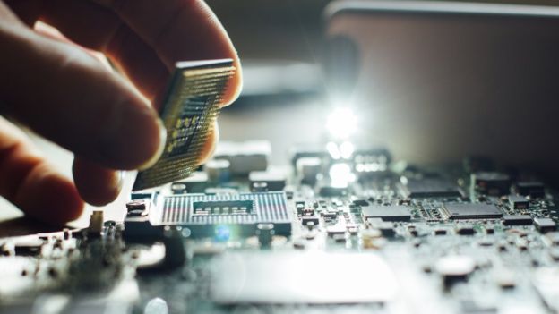 La ley de Moore estableció que cada dos años se duplicaría el número de transistores en un chip.