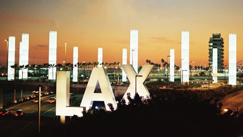 Autoridades piden a los viajeros que revisen su plan de vuelo antes de salir al aeropuerto.