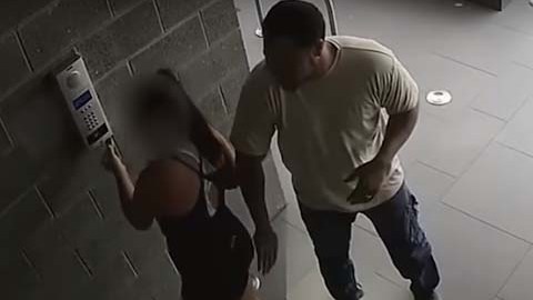 Las autoridades en Australia buscan al sospechoso del ataque sexual.