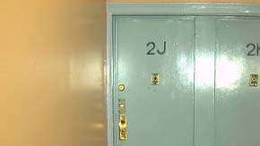 El apartamento ubica  en la avenida Kingsbridge.