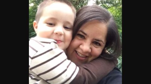 Aramazd Andressian Jr. y su madre, Ana Estévez.