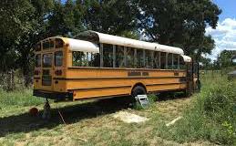 Un autobús escolar reconvertido es el hogar de algunas personas que no se conforman con una casa normal.