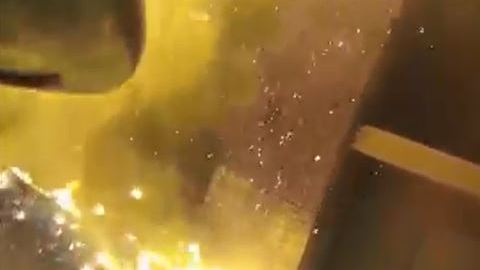 Bombero atrapa a niña en el aire
