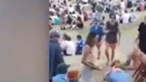 Chica topless agresión