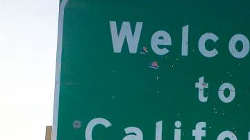 Se han reportado varias vallas con este tipo de mensajes racistas