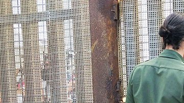 Se sospecha que la suspensión es por un nuevo jefe de Patrulla Fronteriza que nunca ha estado a favor de abrir la puerta.