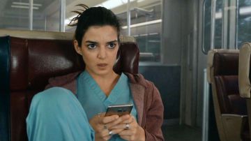La actriz española Clara Lago interpreta a Eva, una enfermera que se encuentra atrpada también en el tren.