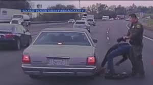 Increíble rescate de dos policías en medio del tráfico.