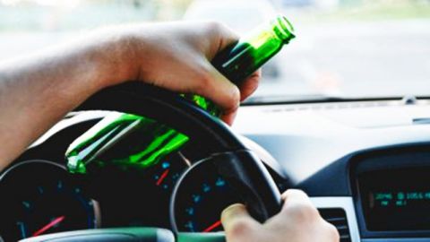 El automovilista se dio a la fuga tras atropellar a la mujer y al niño.