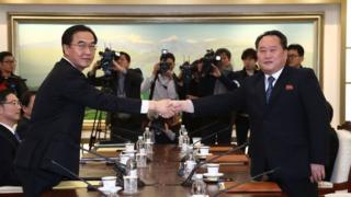 El ministro de Unificación de Corea del Sur,Cho Myoung-Gyon , saluda al jefe de la delegación de Corea del Norte, Ri Son-Gwon.