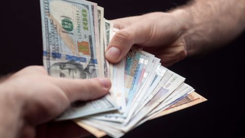 Deber dinero no significa estar desportegido./Shutterstock