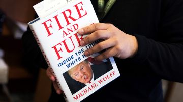 Donald Trump de nuevo se lanza con todo contra el libro “Fire and Fury”, escrito por el periodista Michael Wolff.
