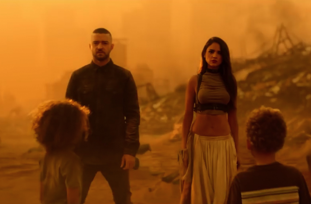 Eiza González en el video musical "Supplies" de Justin Timberlake