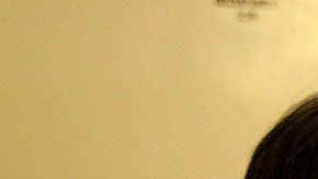 Residentes de las zonas afectadas por los incendios esperan en un centro de evacuados.