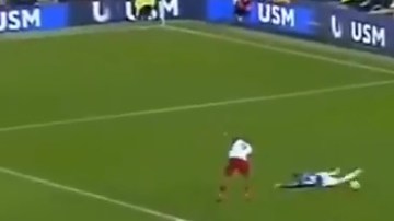 Salomón Rondón fracturó a James McCarthy en una fuerte entrada