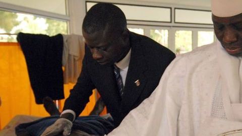 Cuando era presidente de Gambia, Yahya Jammeh usaba una poción de hierbas que él mismo había inventado para tratar a los pacientes con VIH./ EFE