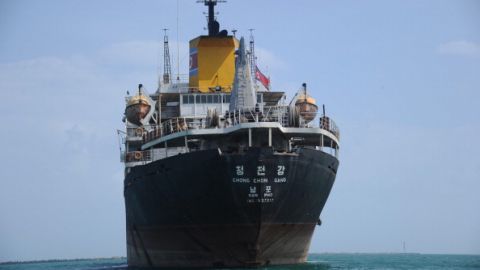 Las sanciones de la ONU prohíben acercamientos con barcos de Corea del Norte. RODRIGO ARANGUA/AFP/Getty Images