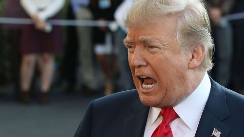 Trump exige saber dónde están 50,000 mensajes perdidos por el FBI.