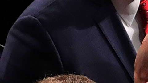 Donald Trump rodeado de algunos republicanos.