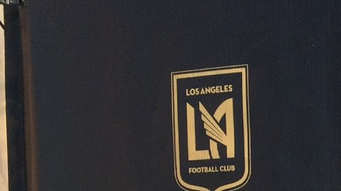 Bob Bradley, director técnico del LAFC, habla con los reporteros luego de la primera sesión de entrenamiento del equipo.