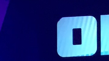 Tom Brady y Nick Foles, los quarterbacks de Patriots y Eagles, se saludan la noche del lunes junto a otros integrantes de ambos equipos durante el 'Opening Night' del Super Bowl en Minnesota.