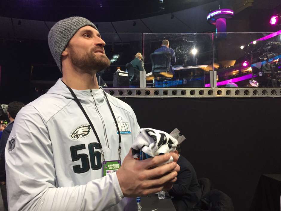 Chris Long, liniero defensivo de los Eagles, agradece a aficionados que le aplauden por su labor social, durante el 'Opening Night' del Super Bowl LII.