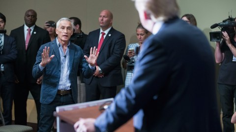 Ramos, presentador de Univision, le plantea una pregunta a Donald Trump el 25 de agosto de 2015 en Dubuque, Iowa.