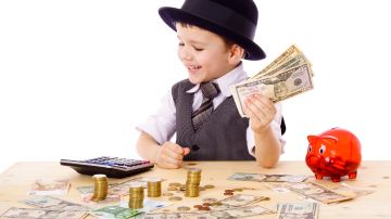 Los menores pueden aprender desde muy temprano el valor del dinero. Shutterstock