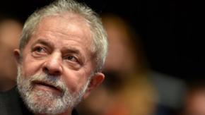 Sentenciado por corrupción, Lula da Silva encabeza de las encuestas de intención de voto en Brasil.