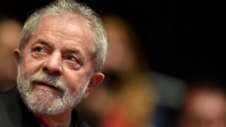 Sentenciado por corrupción, Lula da Silva encabeza de las encuestas de intención de voto en Brasil.