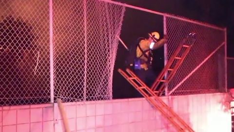 Un bombero se prepara para extinguir el incendio que se dio cerca del centro cívico.