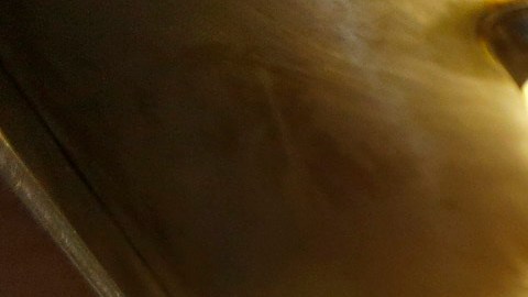 Hugo Gómez asa pollo en el restaurante Esquinas Grill en El Monte.