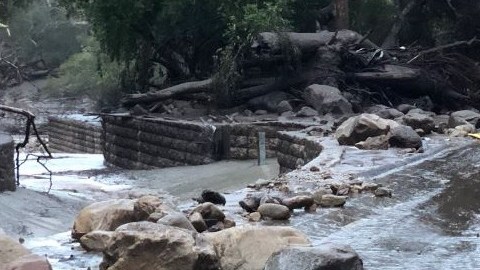 Vía bloqueada por deslaves en Montecito.