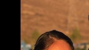 Luis Ángel Mora Villota con su pareja, Jaleen Udarbe, a la derecha y su abogada, Prerna Lal, a la izquierda.