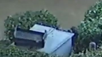 Las autoridades trasladaron a la víctima, un hombre presuntamente desamparado, al hospital.