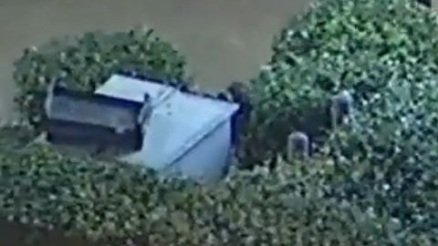 Las autoridades trasladaron a la víctima, un hombre presuntamente desamparado, al hospital.