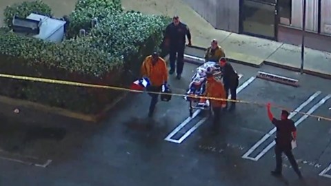 Las autoridades trasladaron a la víctima, un hombre presuntamente desamparado, al hospital.