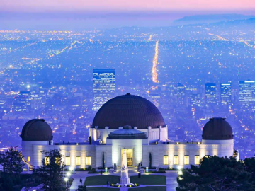 Ubicado en las laderas del Monte Hollywood, el Observatorio Griffith es todo un hito de Los Ángeles.