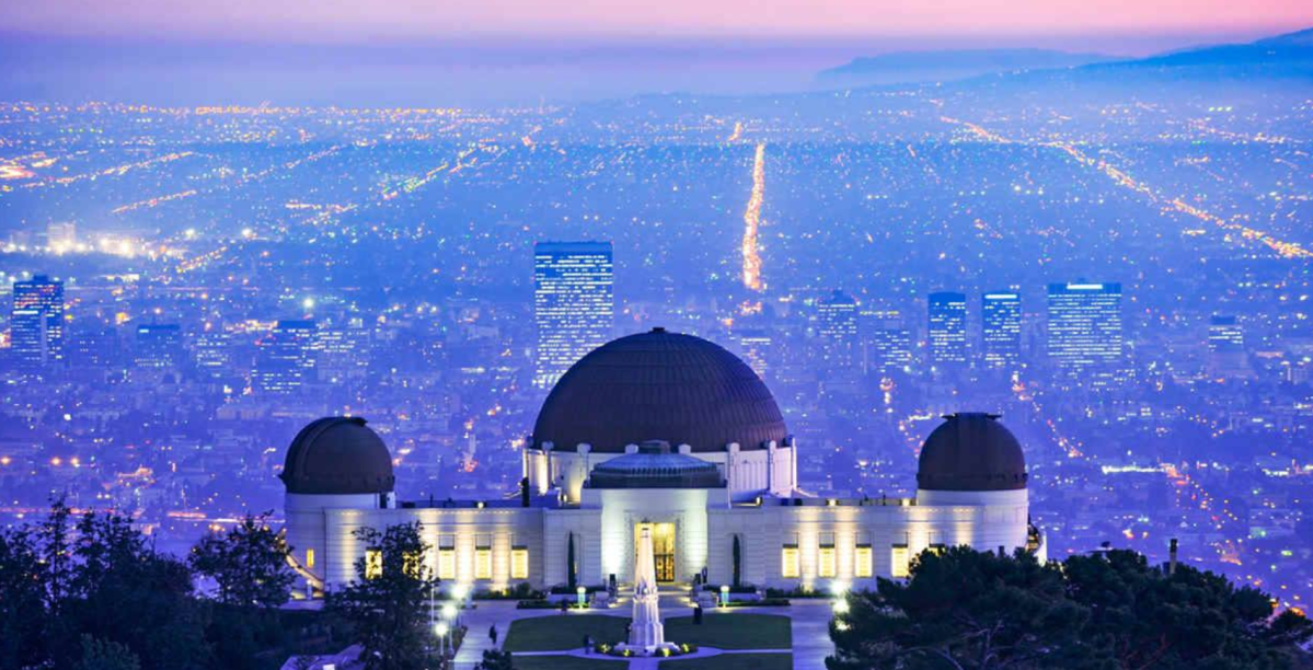 Ubicado en las laderas del Monte Hollywood, el Observatorio Griffith es todo un hito de Los Ángeles.