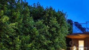 La residencia es de arquitectura relativamente sencilla e incluye una alberca, casa de visitas y el mar está a solo pasos de distancia.