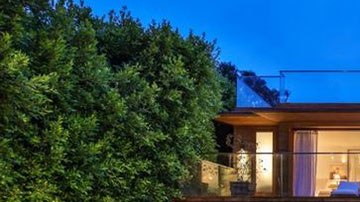 La residencia es de arquitectura relativamente sencilla e incluye una alberca, casa de visitas y el mar está a solo pasos de distancia.