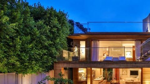 La residencia es de arquitectura relativamente sencilla e incluye una alberca, casa de visitas y el mar está a solo pasos de distancia.