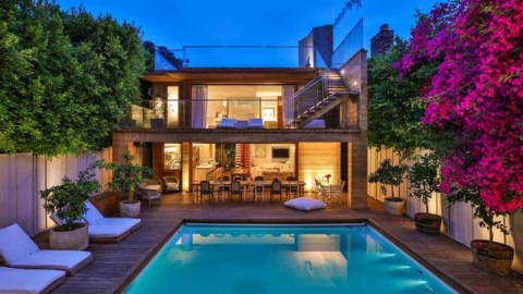 La residencia es de arquitectura relativamente sencilla e incluye una alberca, casa de visitas y el mar está a solo pasos de distancia.