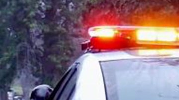 Agentes del orden buscan a las tres personas relacionadas con la muerte de Thomas Demetrius Adams, de 59 años.