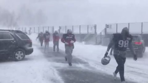 Los jugadores de Patriots entrenaron bajo una tormenta de nieve