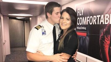 El piloto de un vuelo a Oklahoma le pidió matrimonio a la azafata en pleno vuelo.