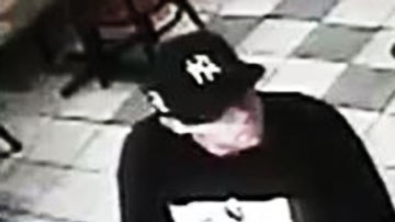 El sospechoso del crimen se puede ver en un video de seguridad portando una gorra con las iniciales “NY”.